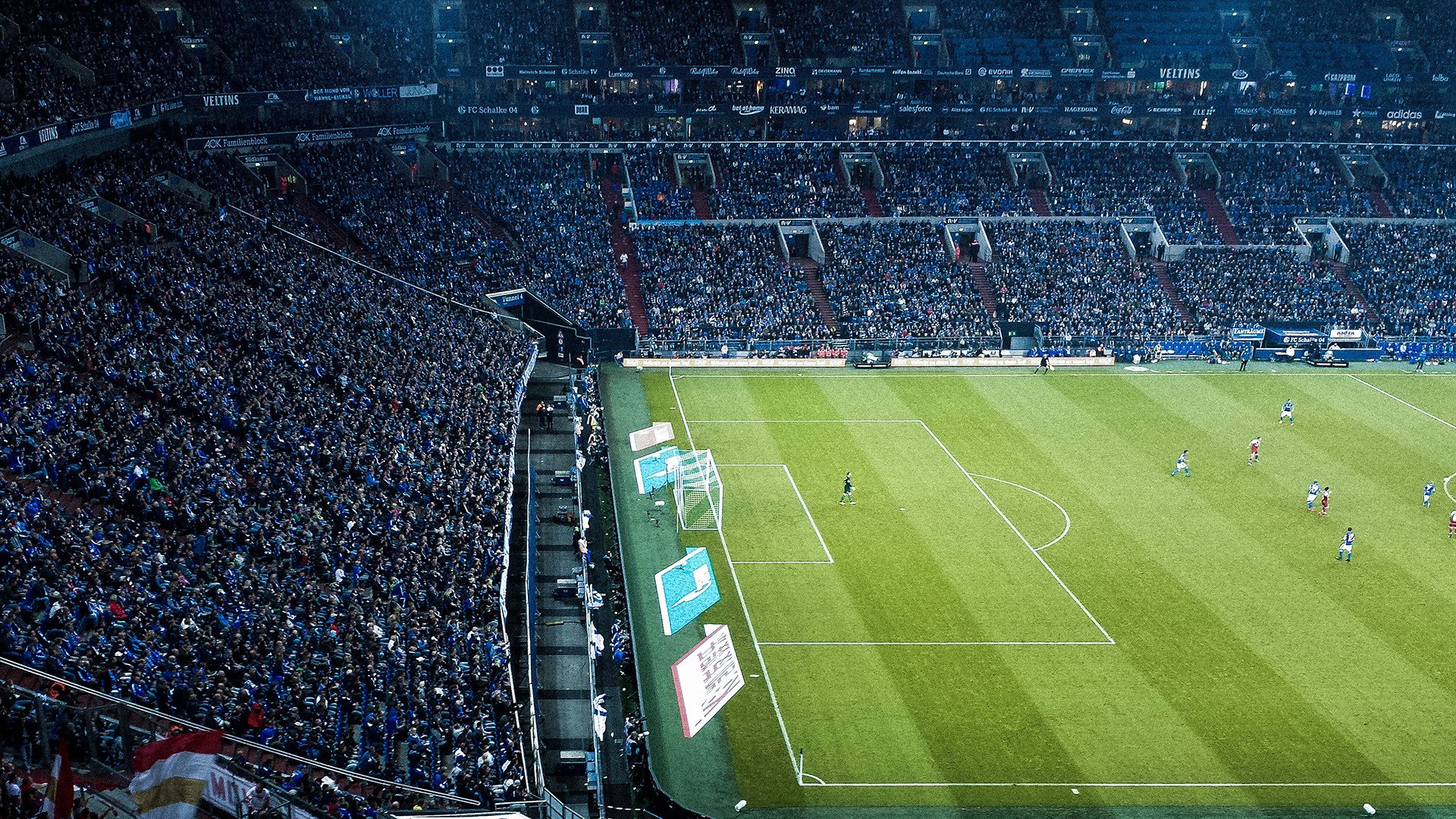 “从泥泞到雪地：极端环境下的速度较量”，我们从泥泞中走来