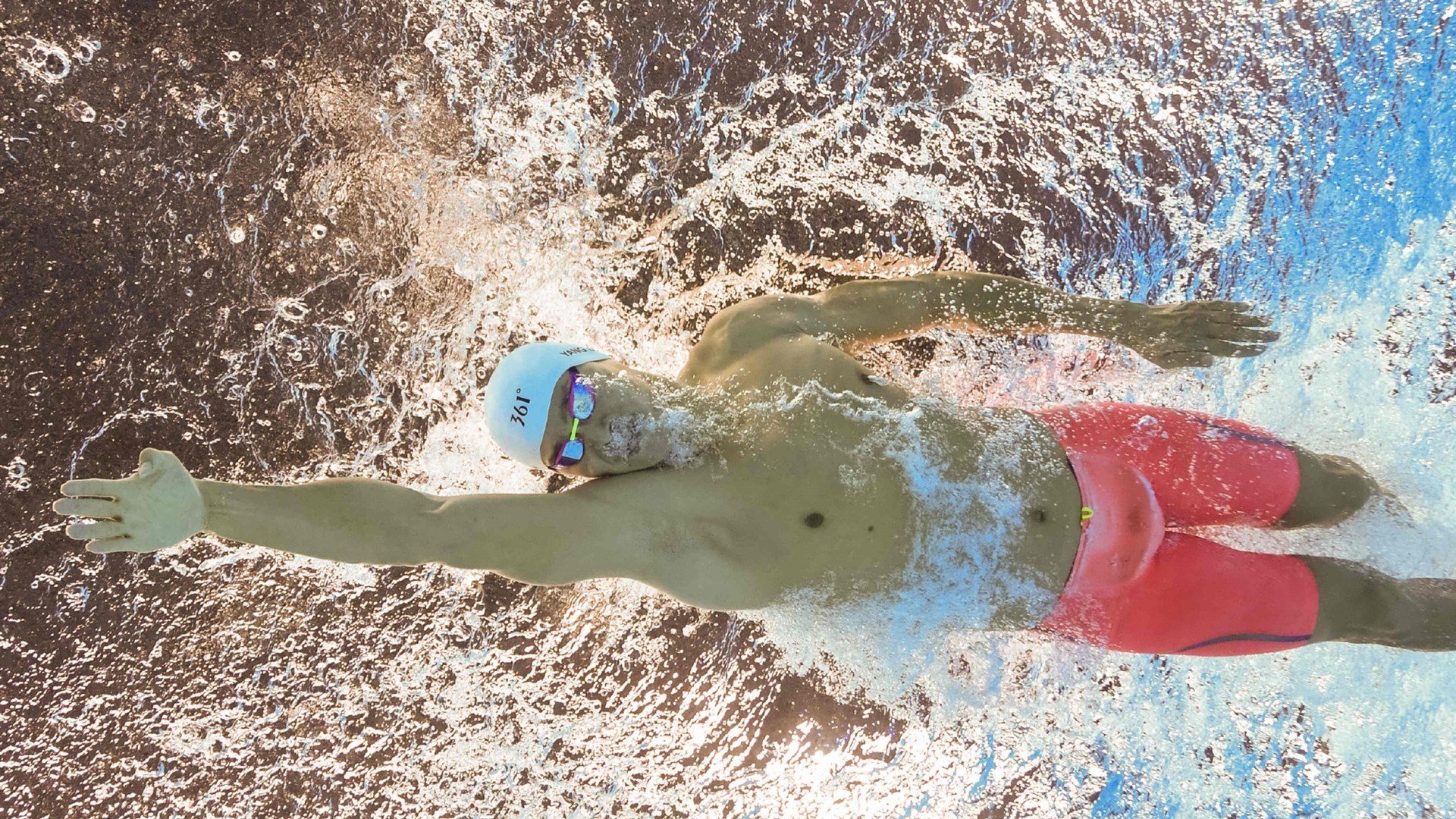 “悬崖飞跃:悬崖边的极限运动”,悬崖飞翔