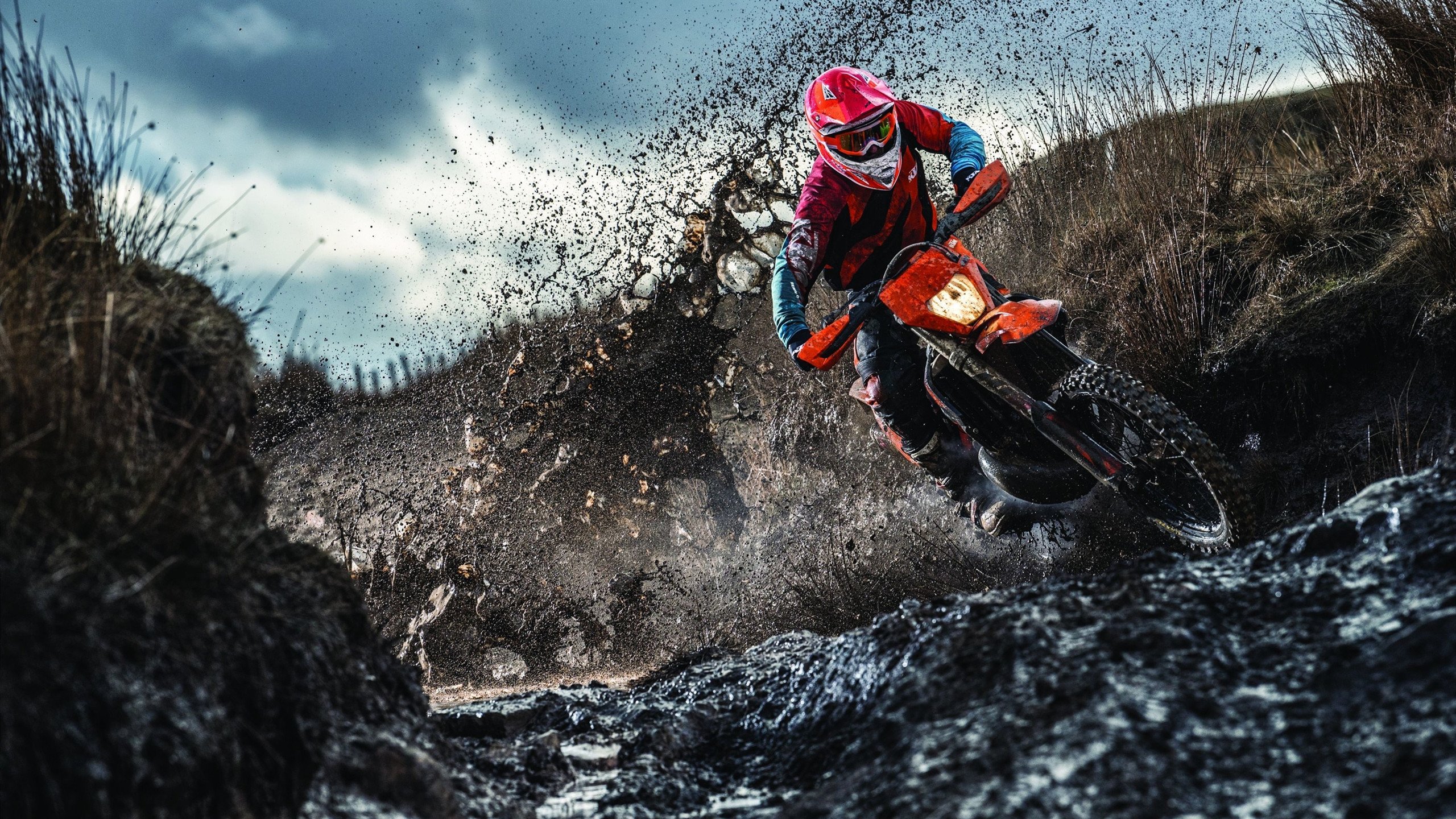 伊朗球员滑倒后完成倒钩破门,网友:“不可复制”