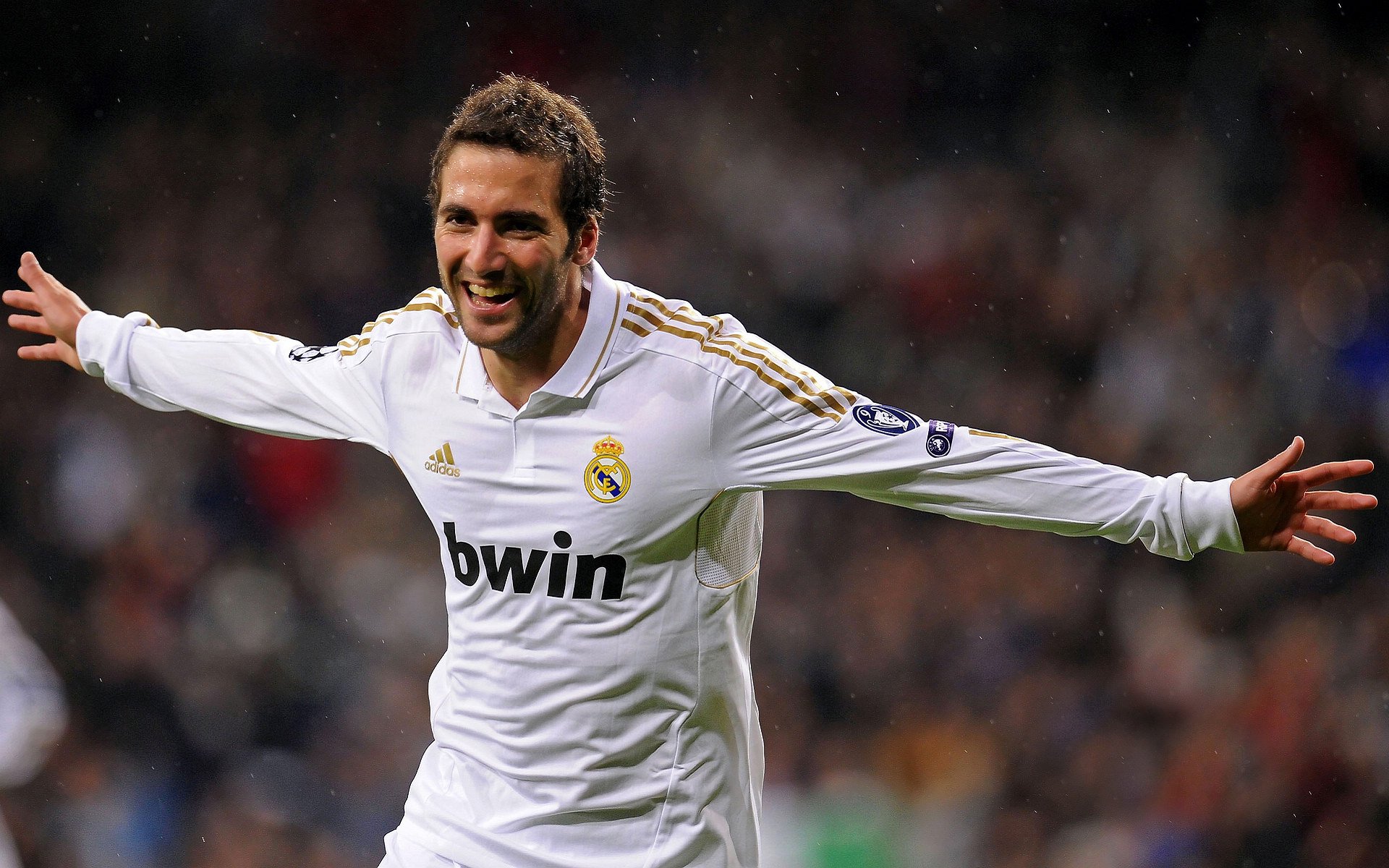 纷争不断！国内足球明星竞技激烈，足球界中国明星